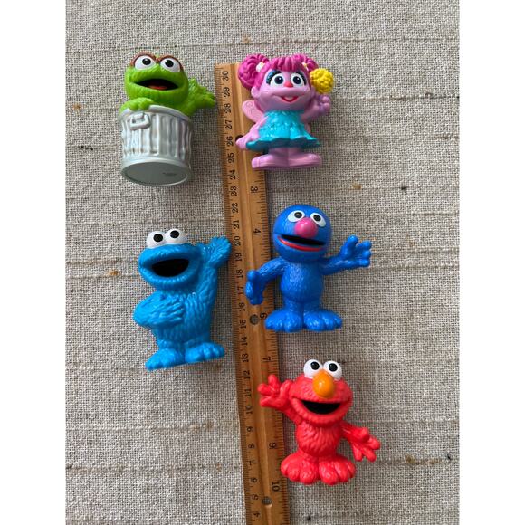 Sesame Street Plastic CakeTopper or Toy Figures Lot of 5 2013 - Picture 2 of 4